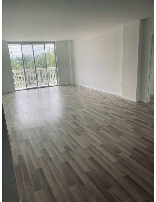 13155 Ixora Ct, Unit 305 in North Miami, FL - Building Photo - Building Photo