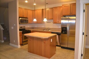 14224 Brittany Terrace in Oregon City, OR - Building Photo