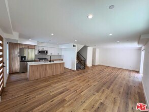4454 Clinton St in Los Angeles, CA - Building Photo - Building Photo