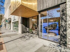 2408 Victory Park Ln in Dallas, TX - Building Photo