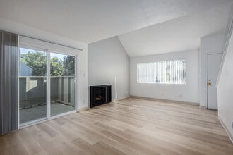 Cottage Bay Apartments in Sacramento, CA - Foto de edificio - Interior Photo