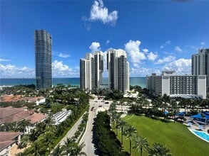 19370 Collins Ave in Sunny Isles Beach, FL - Foto de edificio - Building Photo