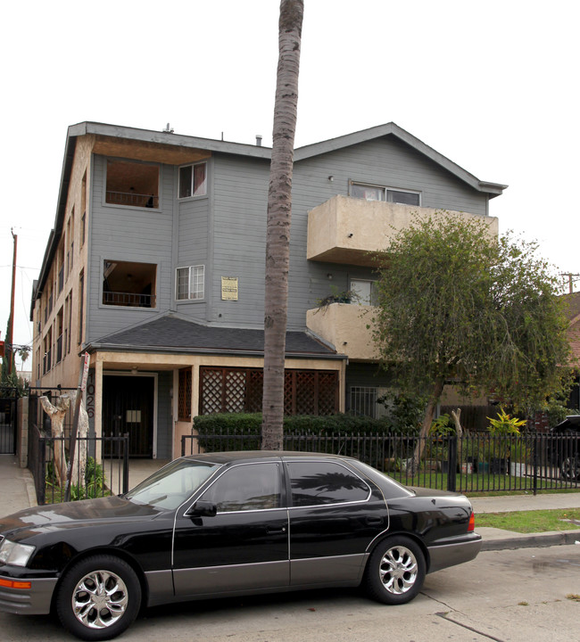 1026 Saint Louis Ave in Long Beach, CA - Foto de edificio - Building Photo