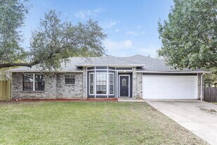 201 Bowles Ct in Kennedale, TX - Building Photo