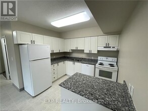 239-239 Auburn Dr in Waterloo, ON - Building Photo - Building Photo