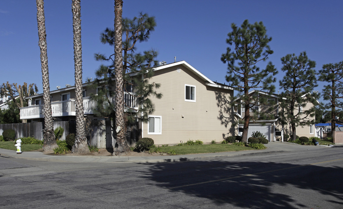 2229 Elden Ave in Costa Mesa, CA - Foto de edificio