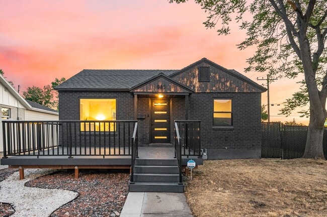 property at 983 N Poinsettia Dr