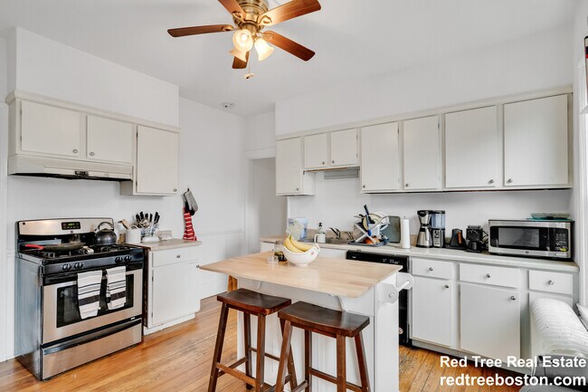 98 Cypress St in Brookline, MA - Building Photo - Building Photo