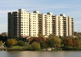 Towers Of Town Lake in Austin, TX - Building Photo - Building Photo