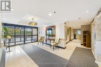 212 Kerr St in Oakville, ON - Building Photo - Building Photo