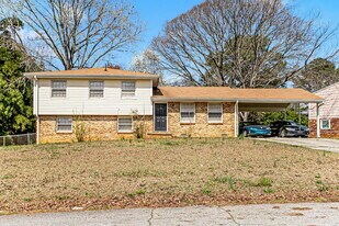 5789 Northfield Dr in Ellenwood, GA - Building Photo