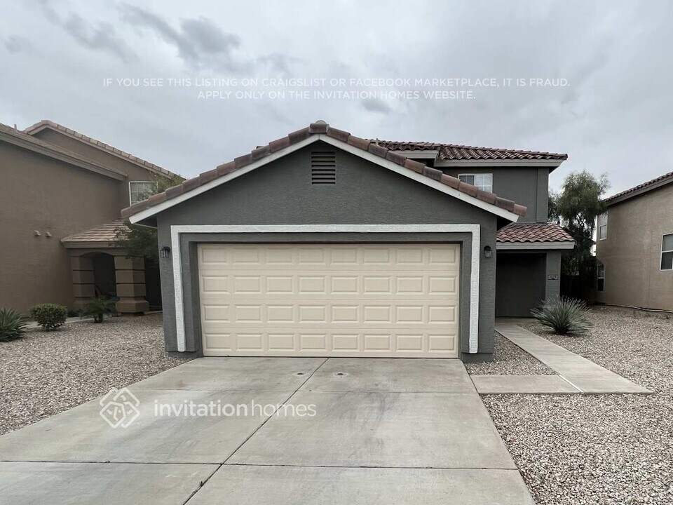 1075 E Rolls Rd in Queen Creek, AZ - Foto de edificio