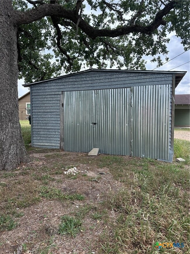 921 E Courthouse St in Cuero, TX - Building Photo - Building Photo
