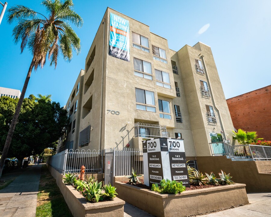 700 S. Berendo Ave in Los Angeles, CA - Foto de edificio