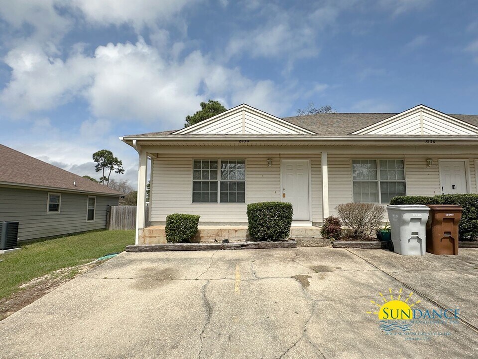 8134 Tavira St in Navarre, FL - Building Photo