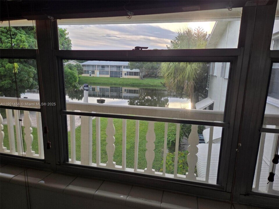 92 Sheffield D in West Palm Beach, FL - Foto de edificio