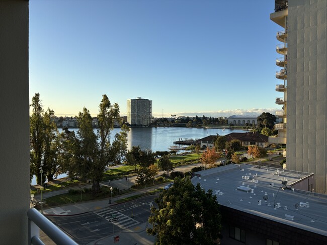 1 Lakeside Dr, Unit 606 in Oakland, CA - Building Photo - Building Photo