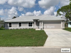 301 SE 14th Terrace in Cape Coral, FL - Building Photo