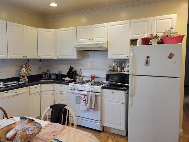 118 Foster St-Unit -1 in Peabody, MA - Building Photo - Building Photo