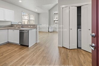 17149 SW Snowdale St in Beaverton, OR - Building Photo - Building Photo