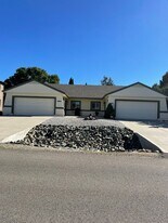 873 N Old Chisholm Trail in Dewey, AZ - Building Photo