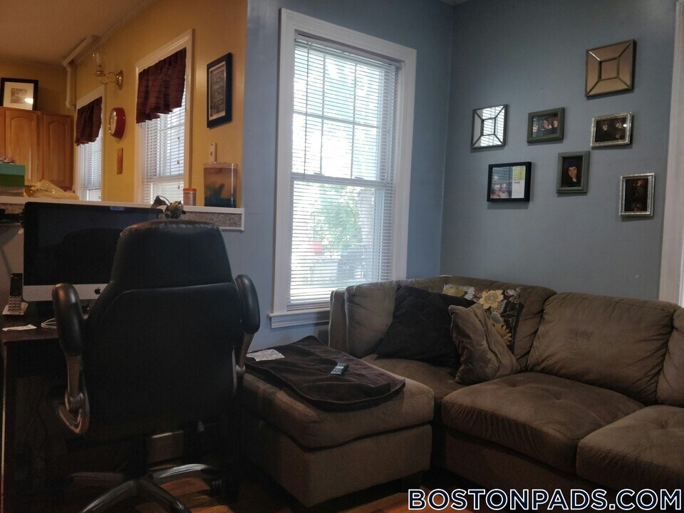19 Lothrop St in Boston, MA - Building Photo