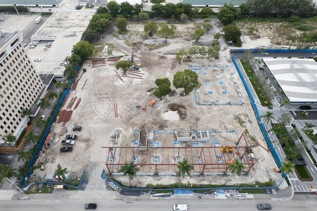 Hallandale Oasis in Hallandale Beach, FL - Foto de edificio - Building Photo