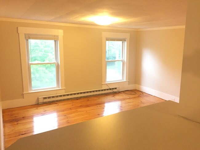7 Wells St, Unit Apt 4 in Enfield, NH - Building Photo - Building Photo