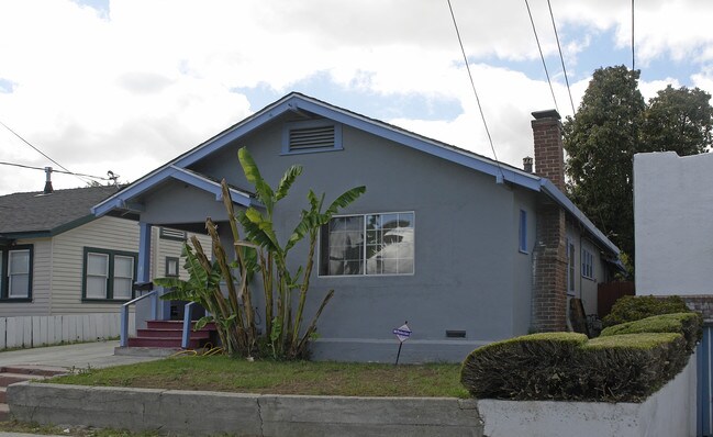 1120 Cedar St in Pittsburg, CA - Foto de edificio - Building Photo