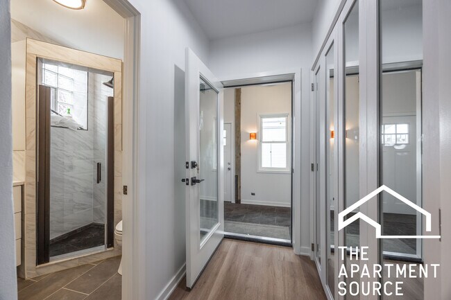 2202 W Erie St, Unit 2F in Chicago, IL - Building Photo - Building Photo