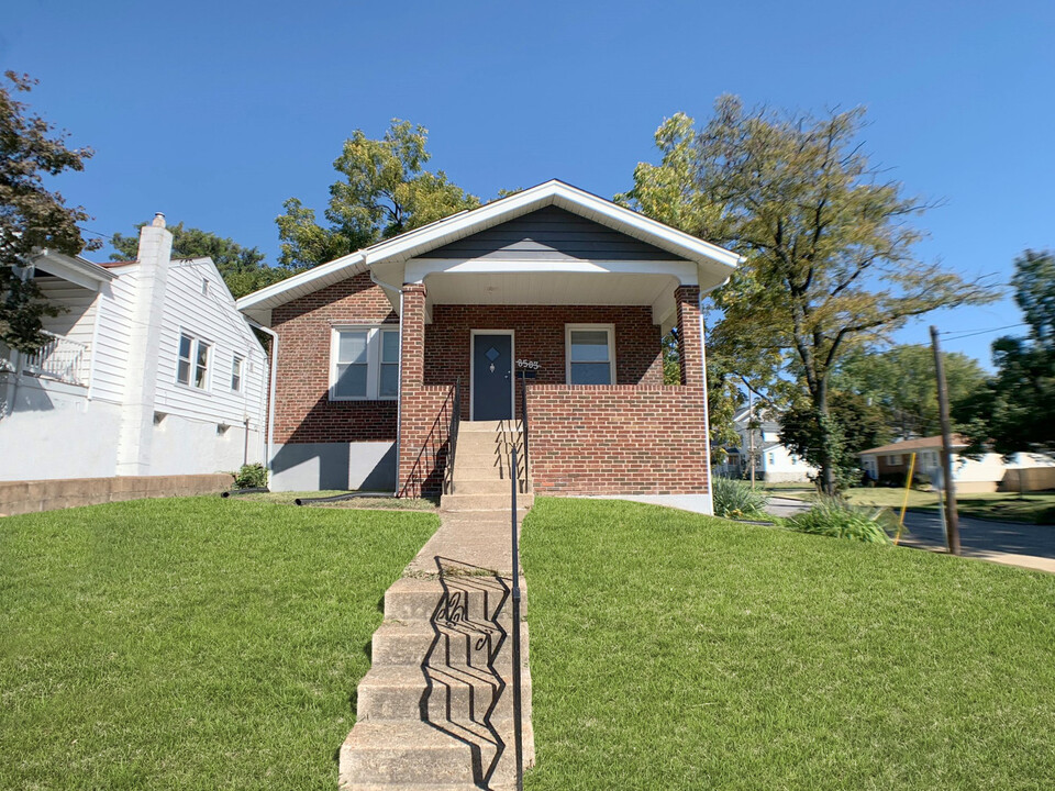 8503 Florence Ave in Brentwood, MO - Building Photo