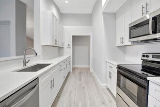 5200 NW 66th Ave in Lauderhill, FL - Foto de edificio - Building Photo