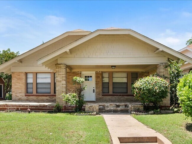 property at 924 E Mulkey St