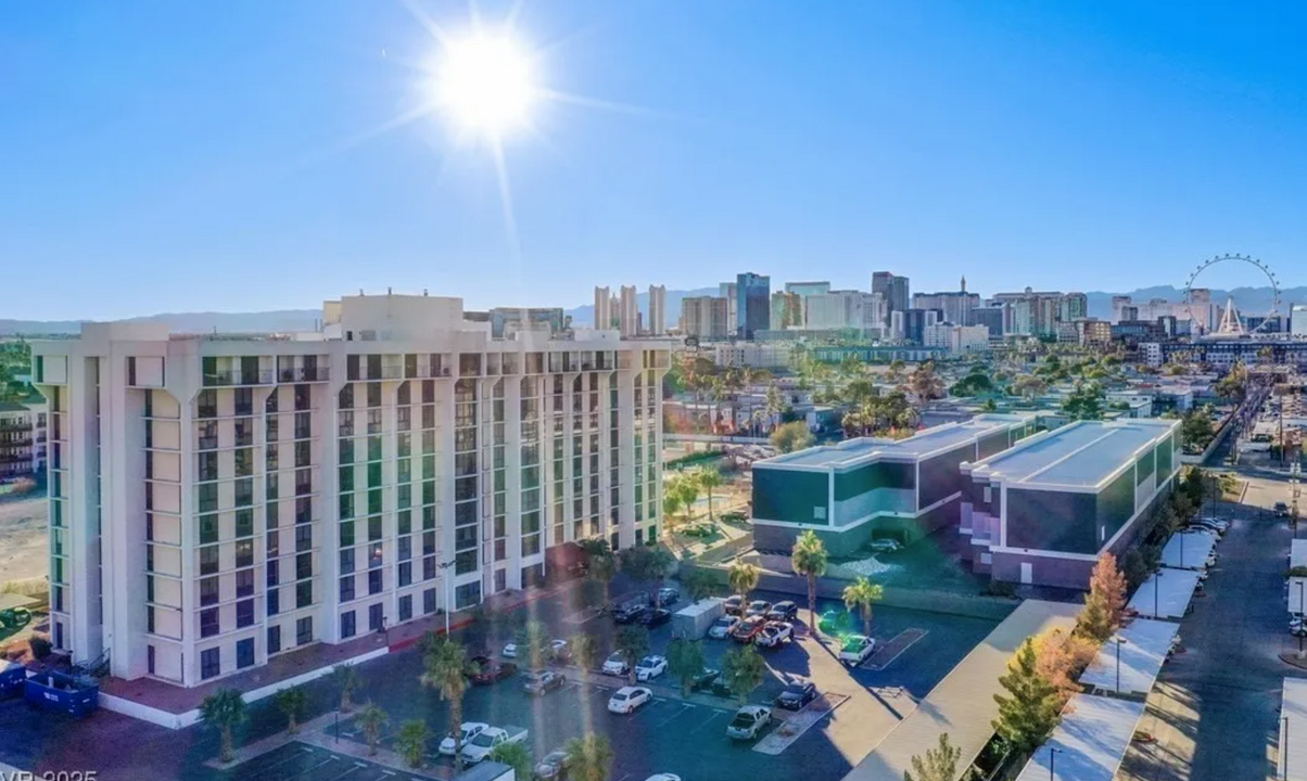 3930 S University Center Dr in Las Vegas, NV - Building Photo