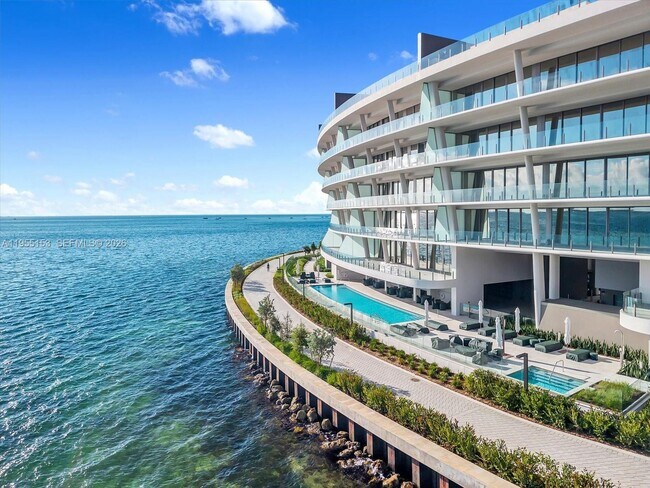 5 Grove Isle Dr in Miami, FL - Building Photo - Building Photo