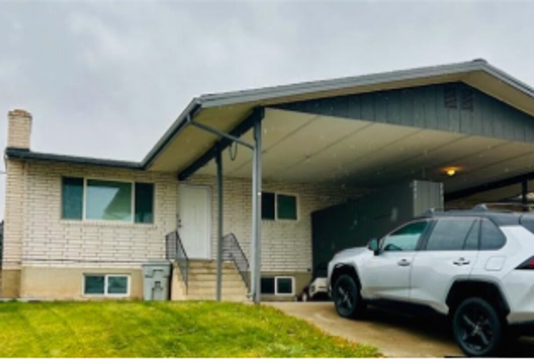 241 S Cherry Hill Dr-Unit -Unit 241 in Pleasant Grove, UT - Building Photo