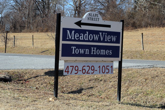 Meadow View Townhomes in Fayetteville, AR - Building Photo - Building Photo