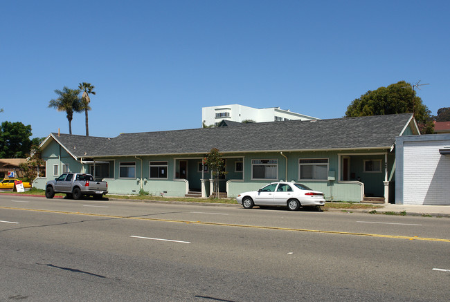 309-327 E Thompson Blvd in Ventura, CA - Foto de edificio - Building Photo