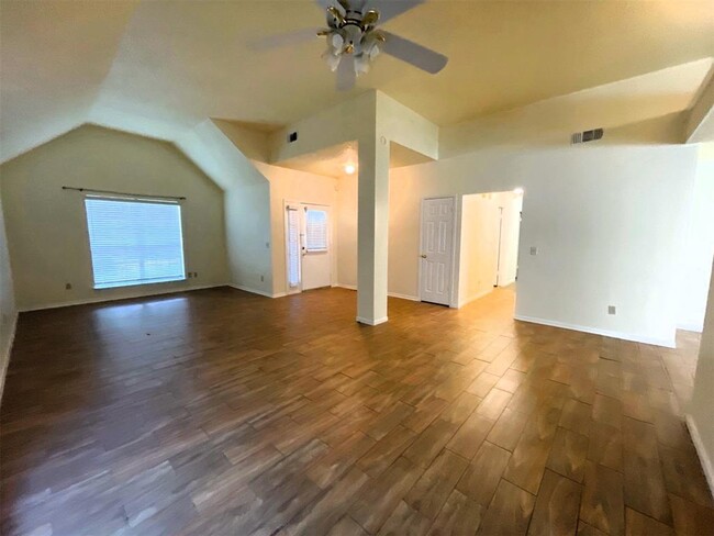 107 S Village Knoll Cir in Spring, TX - Building Photo - Building Photo