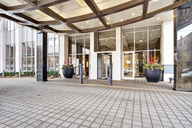 655 W Irving Park Rd in Chicago, IL - Building Photo - Building Photo