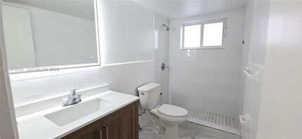 718 SE 8th St in Hialeah, FL - Building Photo - Building Photo