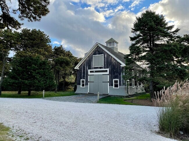 1A Pochick Ave in Nantucket, MA - Building Photo - Building Photo
