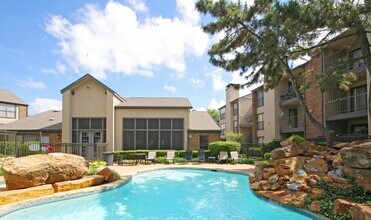 The Glen at Highpoint in Dallas, TX - Building Photo - Building Photo