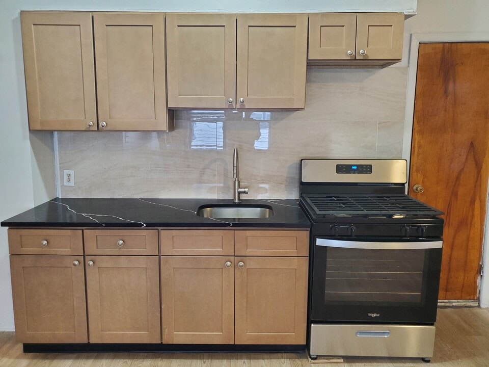 77 W 24th St in Bayonne, NJ - Building Photo
