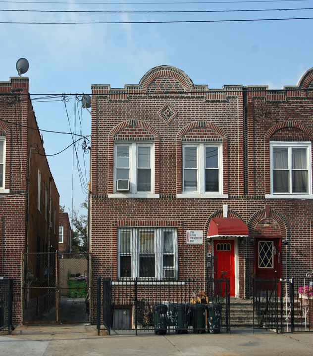 384 E 98th St in Brooklyn, NY - Foto de edificio