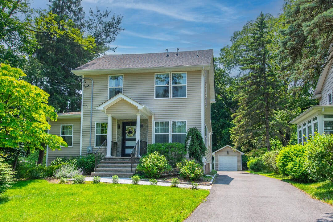 247 Airmount Ave in Ramsey, NJ - Building Photo