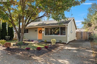 9313 North Hodge Avenue in Portland, OR - Building Photo