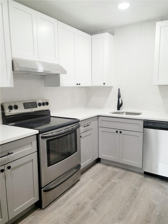 5492 Courtyard Dr, Unit 5492 Courtyard Dr in Margate, FL - Building Photo
