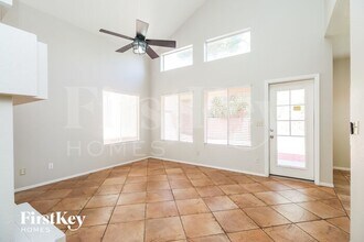 3710 W Spinnaker Ln in Tucson, AZ - Foto de edificio - Building Photo