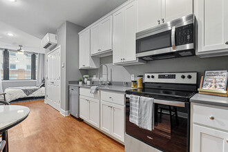 300 W Fayette Luxury Apartments in Baltimore, MD - Building Photo - Building Photo